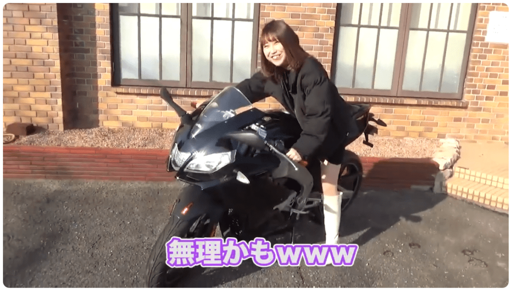 世界一大きい原付バイクにまたがるかなちぃ（麻生かな/安西かな）